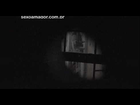 ❤️ Blondie blir hemligt videofilmad av en voyeur från grannskapet gömd bakom ihåliga tegelstenar ❌ Fucking at us ﹏